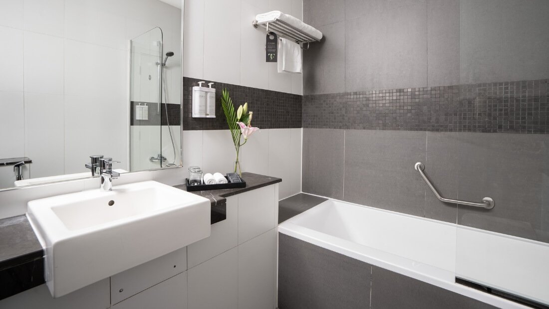 Standard-Room-Bathroom